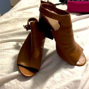 Stunningly beautiful Tory Burch Leather sandals w/ a wooden block heel. Size 11